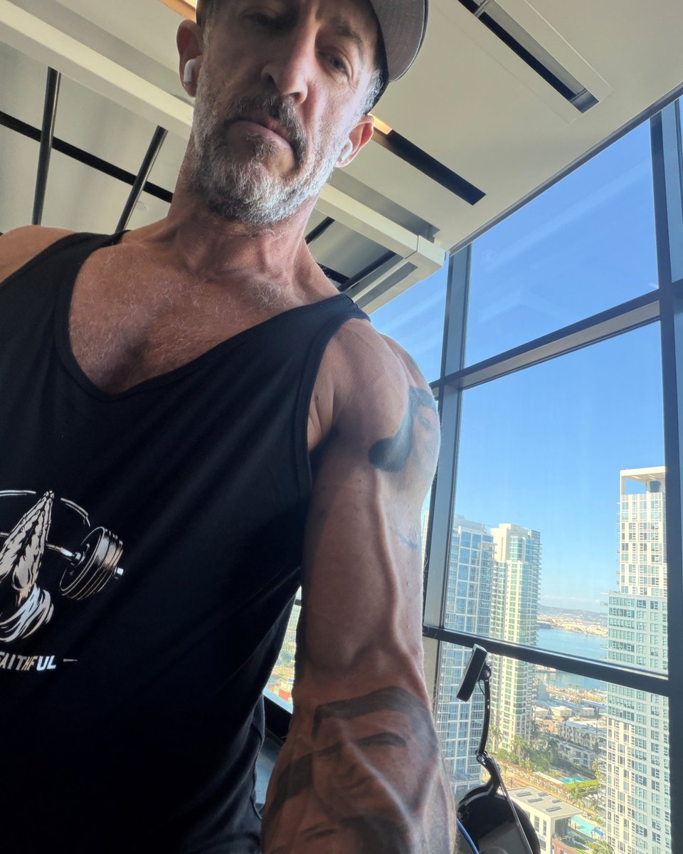 Training back and biceps in the black Barbell Faithful unisex lightweight cotton tank